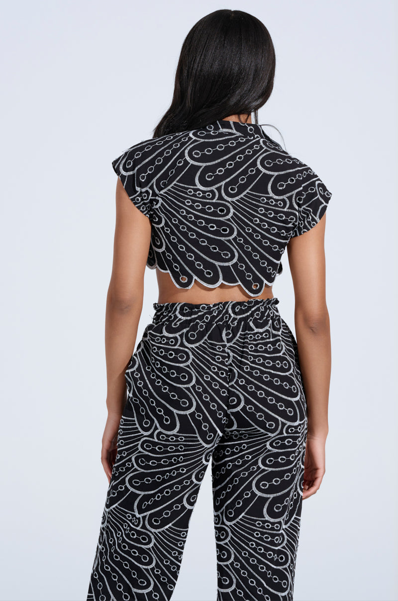 SET YOU FREE CROP WOVEN BLACK MULTI TOP