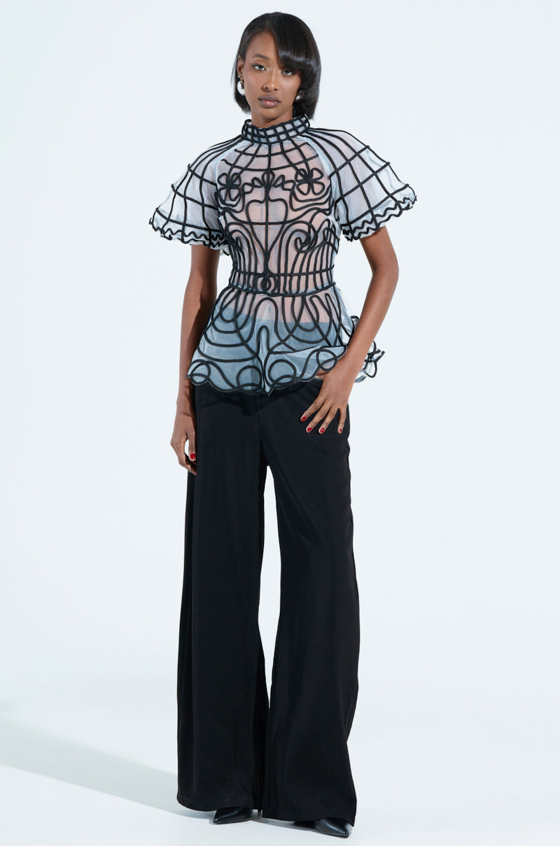 DOLL FACE SHORT SLEEVE STRUCTURED BLOUSE