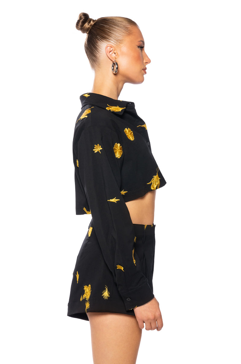 WEEKEND GETAWAY FLORAL CROPPED BUTTON DOWN